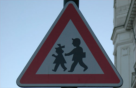 Señal de peligro por la presencia de un centro escolar, niños. República Checa