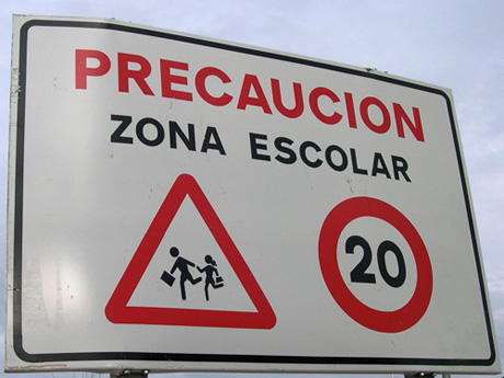 Señal de peligro por la presencia de un centro escolar, niños. España